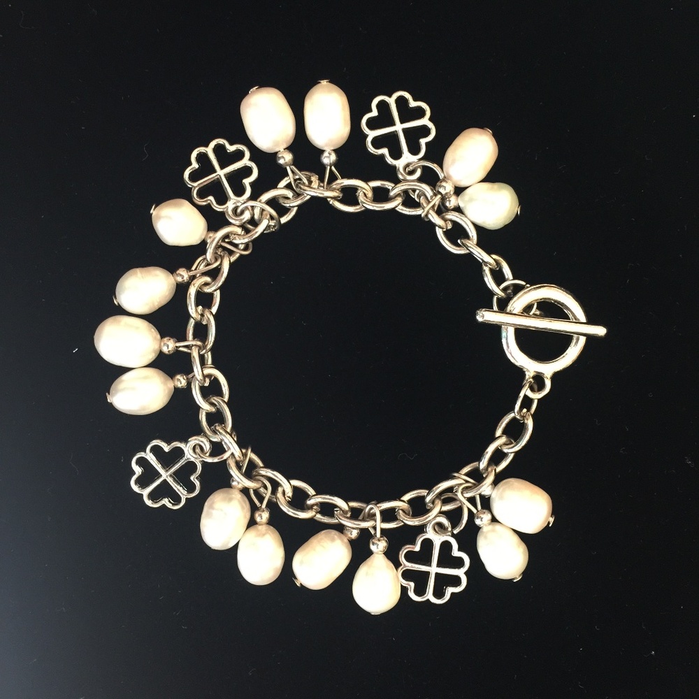 Bracelet with pearls.